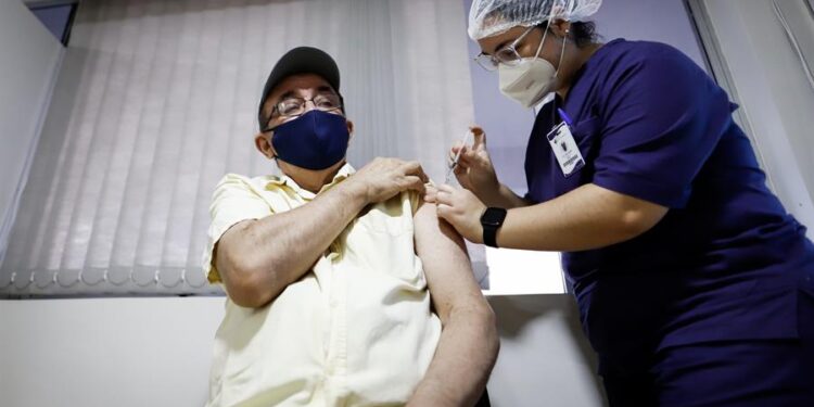 Personal médico trabaja en una jornada de vacunación en el Centro Médico La Costa de Asunción. EFE/Nathalia Aguilar/Archivo