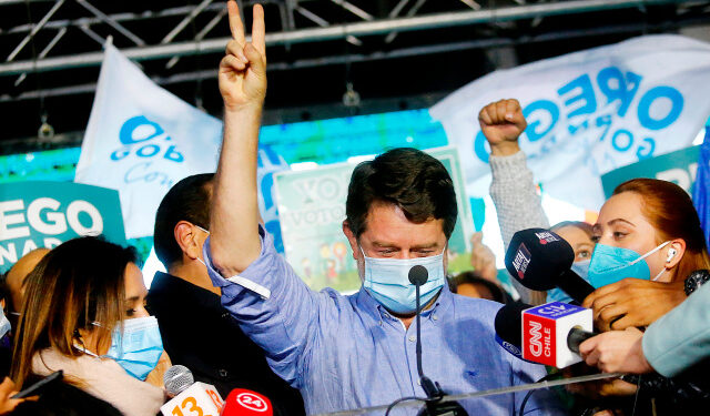 AME5569. SANTIAGO (CHILE), 13/06/2021.- El electo gobernador por la región metropolitana, Claudio Orrego (c), celebra el triunfo hoy, durante la segunda vuelta de las elecciones a gobernadores regionales, en Santiago (Chile). La centroizquierda chilena se convirtió en la gran vencedora de las elecciones regionales que se celebraron en segunda vuelta este domingo, en las que obtuvo la mayor parte de las gobernaciones, incluida la de Santiago de Chile, con el 99,9 % de los votos escrutados. EFE/ Esteban Garay