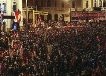 Seguidores de Pedro Castillo acompañan al candidato en el cierre de su campaña (Gian MASKO / AFP)