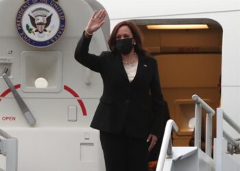 La vicepresidenta de Estados Unidos, Kamala Harris, se despide hoy desde el avión presidencial para su viaje de regreso a Washington D.C, en el Aeropuerto Internacional Benito Juárez de Ciudad de México (México). La vicepresidenta de Estados Unidos, Kamala Harris, abandonó este martes la Ciudad de México con rumbo a su país luego de una gira de tres días por México y Guatemala, naciones donde revisó el fenómeno migratorio. EFE/Mario Guzmán