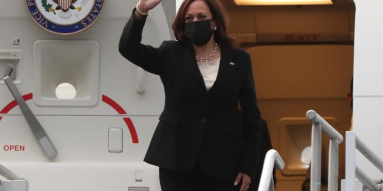 La vicepresidenta de Estados Unidos, Kamala Harris, se despide hoy desde el avión presidencial para su viaje de regreso a Washington D.C, en el Aeropuerto Internacional Benito Juárez de Ciudad de México (México). La vicepresidenta de Estados Unidos, Kamala Harris, abandonó este martes la Ciudad de México con rumbo a su país luego de una gira de tres días por México y Guatemala, naciones donde revisó el fenómeno migratorio. EFE/Mario Guzmán