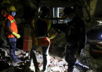 La explosión en edificio comercial de Dacca. Foto agencias.