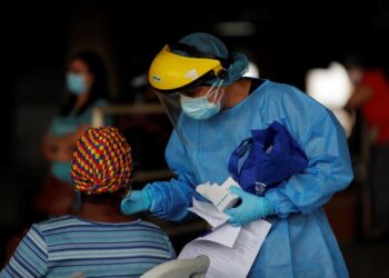 Personal médico del ministerio de salud de Panamá (MINSA), atiende a personas para realizarles pruebas de hisopados nasales para detectar la covid-19 en un puesto médico en el distrito de San Miguelito en Ciudad de Panamá (Panamá). EFE/Bienvenido Velasco/Archivo