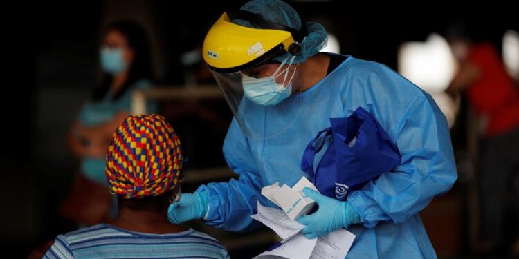 Personal médico del ministerio de salud de Panamá (MINSA), atiende a personas para realizarles pruebas de hisopados nasales para detectar la covid-19 en un puesto médico en el distrito de San Miguelito en Ciudad de Panamá (Panamá). EFE/Bienvenido Velasco/Archivo