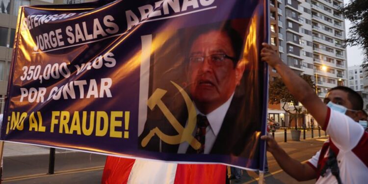 Seguidores de Keiko Fujimori se congregan en Lima para denunciar fraude electoral. Foto EFE.