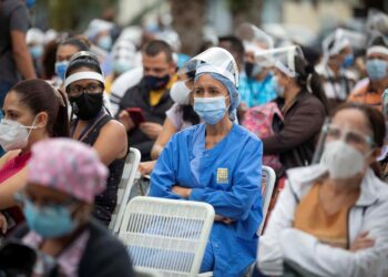 Trabajadores de la salud esperan su turno para ser vacunados contra la covid-19, el 28 de mayo de 2021, en el Concejo Municipal de Baruta, en Caracas. Venezuela continúa este martes en una particular contrarreloj para cumplir con la meta de vacunar al 70 % de la población, un proceso que, aparentemente, tomó relativa fuerza el fin de semana bajo un sistema segregado de "privilegios" a través del carnet de la patria impulsado por el chavismo. EFE/Rayner Peña R.