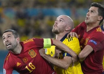 (L to R) Spain's defender Jordi Alba, Sweden's defender Marcus Danielsson and Spain's midfielder Rodri vie for the header during the UEFA EURO 2020 Group E football match between Spain and Sweden at La Cartuja Stadium in Sevilla on June 14, 2021. (Photo by THANASSIS STAVRAKIS / POOL / AFP)