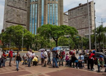 CARACAS (VENEZUELA), 05/06/2021.- Decenas de personas esperan afuera de un centro de vacunación contra la COVID-19, el 2 de junio de 2021 en Caracas (Venezuela). Cientos de venezolanos acudieron esta semana a los puntos de vacunación establecidos por el Gobierno, a la espera de ser vacunados. El sistema, que arrancó de forma "controlada", se convirtió, con el paso de los días, en desorden, en el que también influyó la suerte. EFE/ Miguel Gutiérrez