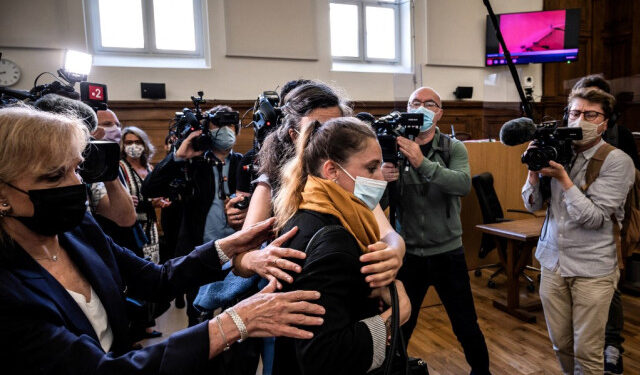 Accused Valerie Bacot (C/yellow scarf) arrives flanked by her family and surrounded by journalists the Chalon-sur-Saone Courthouse, on June 21, 2021, central-eastern France, prior to the opening hearing of her trial on charges of murdering her stepfather turned husband, who she claimed abused her since she was 12. (Photo by JEFF PACHOUD / AFP)