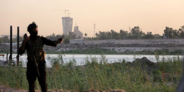 Baghdad (Iraq), 05/06/2021.- A member of Iraqi special forces stands guard with the heavily fortified Green Zone, which houses the Iraqi government offices and the US embassy and other international diplomatic missions, in the background, in central Baghdad, Iraq, 05 June 2021. (Bagdad) EFE/EPA/AHMED JALIL