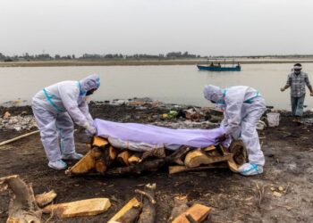 Foto de archivo. Familiares de un fallecido por COVID-19 preparan la cremación en un banco del Ganges en Garhmukteshwar. Uttar Pradesh, India, Mayo 6, 2021. REUTERS/Danish Siddiqui