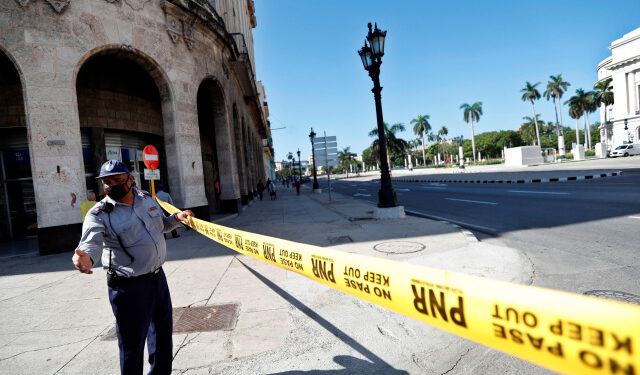 Un policía fue registrado el pasado 13 de julio al impedir el paso en las zonas aledañas al Capitolio cubano, como medida ante las protestas antigubernamentales, en La Habana (Cuba). EFE/Yander Zamora