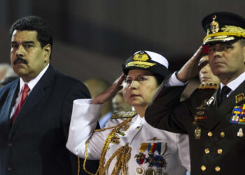 CAR108. CARACAS (VENEZUELA), 27/10/2014 - El presidente de Venezuela, Nicolás Maduro (L), participa hoy, lunes 27 de octubre de 2014, en un acto oficial en donde entregó oficialmente los ministerios del Interior a la almirante Carmen Meléndez (c) y el de Defensa al general Vladimir Padrino (d) en Caracas (Venezuela). EFE/Santi Donaire