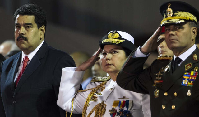 CAR108. CARACAS (VENEZUELA), 27/10/2014 - El presidente de Venezuela, Nicolás Maduro (L), participa hoy, lunes 27 de octubre de 2014, en un acto oficial en donde entregó oficialmente los ministerios del Interior a la almirante Carmen Meléndez (c) y el de Defensa al general Vladimir Padrino (d) en Caracas (Venezuela). EFE/Santi Donaire