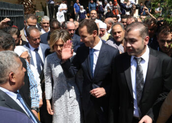 El presidente sirio, Bachar al Asad (c-d) y su esposa Asma a la salida del colegio en el que votaron en las elecciones presidenciales celebradas en Siria el pasado mes de mayo. EFE/EPA/YOUSSEF BADAWI/Archivo