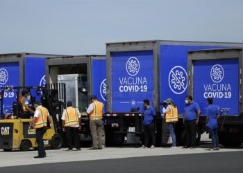 Trabajadores aeroportuarios descargan hoy un lote de vacunas Sinovac contra la covid-19, en el Aeropuerto Internacional San Óscar Arnulfo Romero y Galdámez de San Salvador (El Salvador). EFE/ Rodrigo Sura