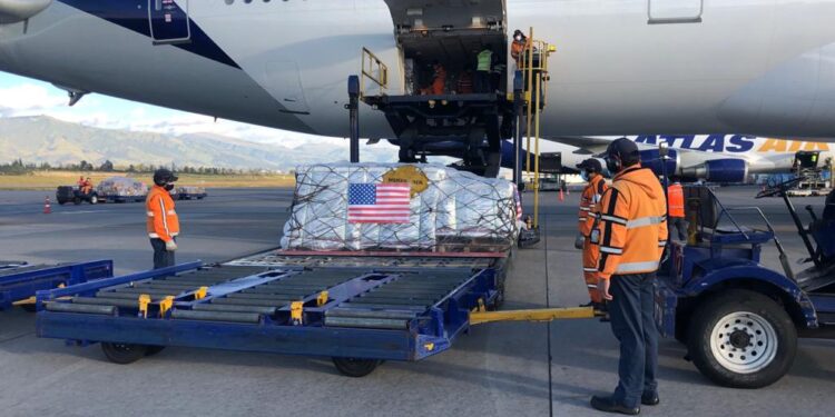 Primer lote vacunas Pfizer de EEUU a Ecuador. Foto @USembassyEC