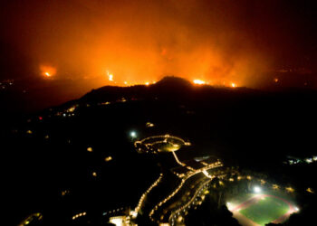 A wildfire approaches the Olympic Academy in ancient Olympia in western Greece on August 4, 2021. - Greek firefighters have been battling several heatwave-fuelled forest infernos, including around Athens that have destroyed or damaged dozens of homes and businesses and forced the evacuation of villages, and others in the south and on the island of Euboea. (Photo by - / Eurokinissi / AFP)