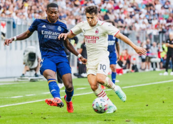 Real Madrid's Austrian defender David Alaba (L) and AC Milan's Spanish midfielder Brahim Diaz vie for the ball during the international friendly football match between Real Madrid and AC Milan at the Worthersee-Stadion in Klagenfurt, Austria, on August 8, 2021. (Photo by Dominik ANGERER / various sources / AFP) / Austria OUT