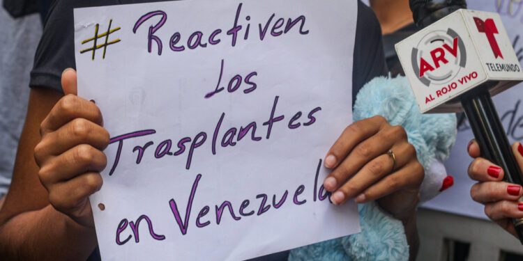 Familiares de niños a la espera de transplantes, protesta a las afueras del Hospital JM de los Ríos en Caracas. Fotos @juanperazaphoto