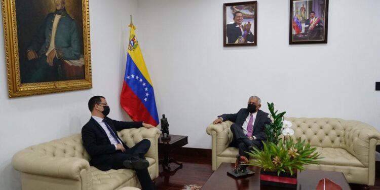 Jorge Arreaza y Nicanor Moscoso, presidente del Consejo de Expertos Electorales de Latinoamérica (Ceela). Foto @CancilleriaVE