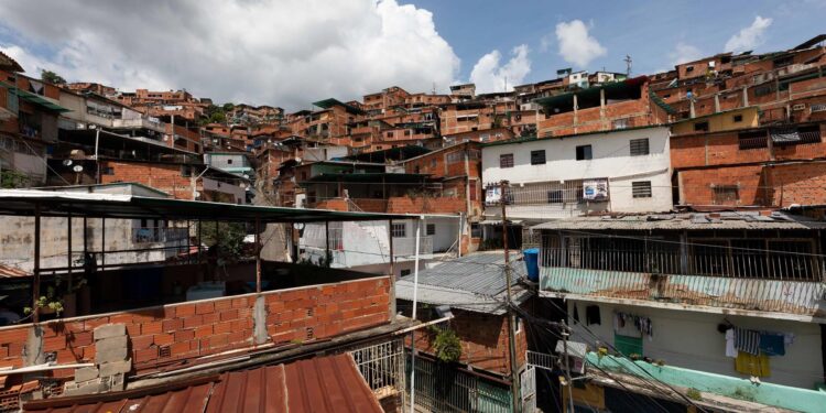 Vista de una parte del Barrio La Agricultura de Petare, el 20 de agosto de 2021, en Petare, Caracas (Venezuela). Maestras preocupadas por la educación de los niños que habitan en Petare, una de las barriadas más pobres de Venezuela, abrieron las puertas de sus casas para educar a los chicos en medio del cierre de escuelas, empujado por la covid-19, que ya suma más de un año y el difícil acceso a internet. EFE/ RAYNER PEÑA R