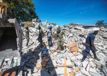 Personal realiza trabajos de remoción de escombros, búsqueda y rescate tras el terremoto registrado este sábado en Haití, hoy, en Les Cayes (Haití). Estados Unidos envió este domingo a Haití un equipo de búsqueda y rescate urbano, la segunda unidad que despliega en el país tras el devastador terremoto de este sábado, que ha dejado al menos 724 muertos y cuantiosos daños materiales. EFE/ Ralph Tedy Erol