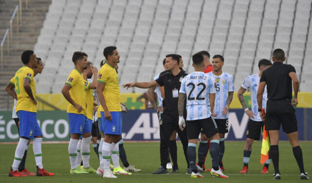 Argentina's (R) and Brazil's players are seen after employees of the National Health Surveillance Agency (Anvisa) entered to the field during the South American qualification football match for the FIFA World Cup Qatar 2022 between Brazil and Argentina at the Neo Quimica Arena, also known as Corinthians Arena, in Sao Paulo, Brazil, on September 5, 2021. - Brazil's World Cup qualifying clash between Brazil and Argentina was halted shortly after kick-off on Sunday as controversy over Covid-19 protocols erupted. (Photo by NELSON ALMEIDA / AFP)