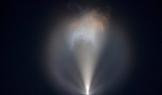 CAPE CANAVERAL, FLORIDA - SEPTEMBER 15: A contrail follows the SpaceX Falcon 9 rocket with Crew Dragon capsule as it flies into orbit after lifting off from launch Pad 39A at NASAs Kennedy Space Center for the first completely private mission to fly into orbit on September 15, 2021 in Cape Canaveral, Florida. SpaceX is flying four private citizens into space on a three-day mission.   Joe Raedle/Getty Images/AFP (Photo by JOE RAEDLE / GETTY IMAGES NORTH AMERICA / Getty Images via AFP)