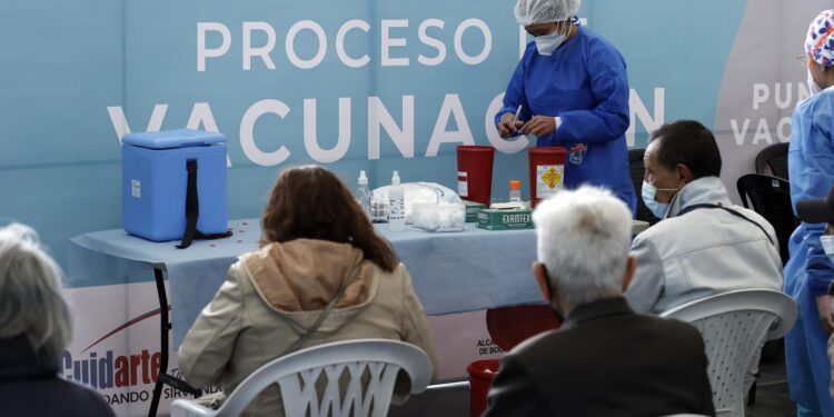 Fotografía de archivo en la que se registró un centro de vacunación contra la covid-19, en el centro comercial Calima, en Bogotá (Colombia). EFE/Mauricio Dueñas