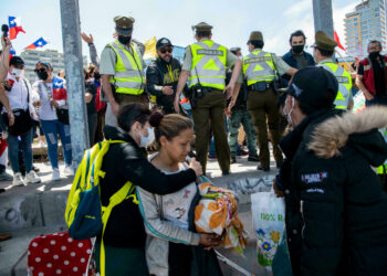 Desalojo campamento de migrantes venezolanos en Chile Iquique. Foto agencias.