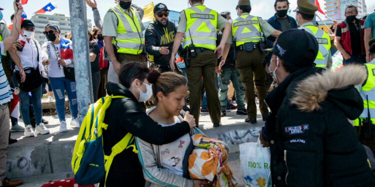 Desalojo campamento de migrantes venezolanos en Chile Iquique. Foto agencias.