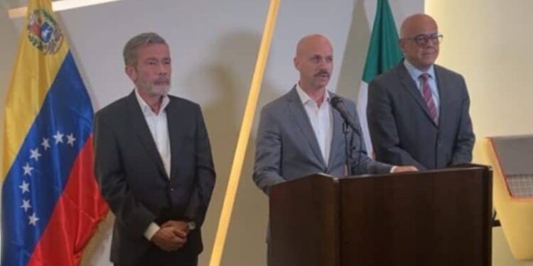 El facilitador del Reino de Noruega Dag Nylander, Gerardo Blyde y Jorge Rodríguez. Foto captura.