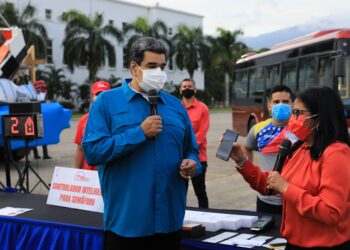 Nicolás Maduro y Delcy Rodríguez. Pago digital pasaje urbano. Foto @PresidencialVen