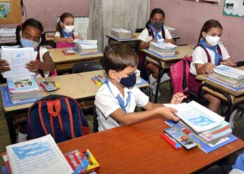 Las escuelas cienfuegueras cumplen con las medidas higiénico-sanitarias, según el protocolo establecido por el Ministerio de Salud Pública, durante el curso 2020-2021, en un año marcado por los efectos de la pandemia Covid-19. Cienfuegos, 2 de enero de 2021.  ACN  FOTO/Modesto GUTIÉRREZ CABO/sdl