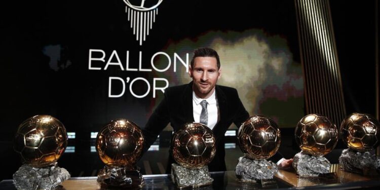 Paris (France), 02/12/2019.- The Men's 2019 Ballon d'Or winner Barcelona forward Lionel Messi poses with his six Ballon d'Or trophies during the ceremony at Theatre du Chatelet in Paris, France, 02 December 2019. (Francia) EFE/EPA/YOAN VALAT