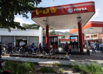 AME5429. CARACAS (VENEZUELA), 17/09/2020.- Motociclistas hacen fila en una estación de gasolina el 16 de septiembre de 2020 en Caracas (Venezuela). La severa escasez de gasolina a la que volvió Venezuela en las últimas semanas, después de un período de abastecimiento de poco más de tres meses, encuentra un culpable claro según quien la denuncie, con acusaciones cruzadas entre el oficialismo y la oposición, que se trasladan de forma pública las culpas. EFE/Rayner Peña