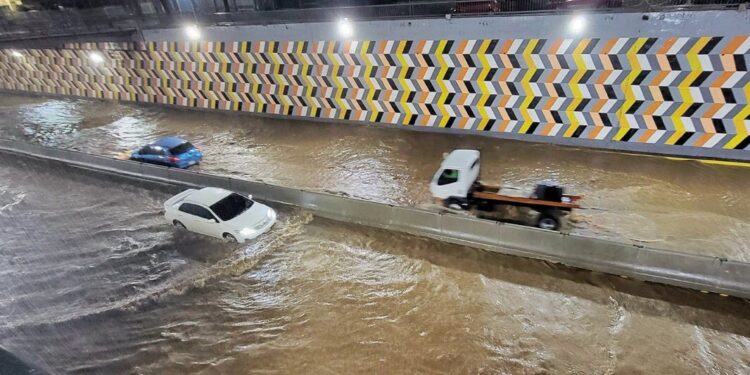 Avenida Libertador, inundada. 29 de octubre 2021. Foto @ChristianVeron