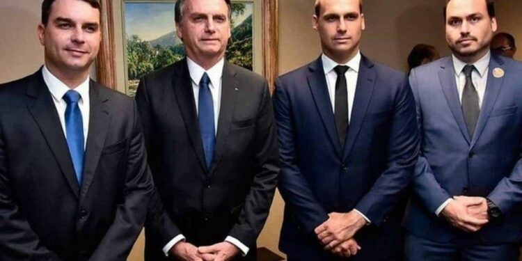 Jair Bolsonaro y sus hijos Carlos, Eduardo y Flavio Bolsonaro. Foto de archivo.