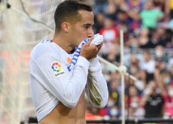 Lucas Vázquez besando la camiseta del Real Madrid en Barcelona. (AFP)