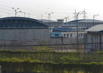 General view of the Guayas 1 prison on the outskirts of Guayaquil, Ecuador, taken on October 1, 2021 a day after police gained control following a riot between inmates which left at least 118 dead. - Police gained control of the Ecuador prison on September 30 where rioting has left at least 118 inmates dead, some of them decapitated, as rival drug gangs went to war armed with guns and grenades. Another 86 inmates were wounded, six of them critically, according to Ecuador's prisons authority, in one of the deadliest prison battles in South American history. (Photo by Fernando MENDEZ / AFP)