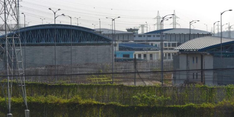 General view of the Guayas 1 prison on the outskirts of Guayaquil, Ecuador, taken on October 1, 2021 a day after police gained control following a riot between inmates which left at least 118 dead. - Police gained control of the Ecuador prison on September 30 where rioting has left at least 118 inmates dead, some of them decapitated, as rival drug gangs went to war armed with guns and grenades. Another 86 inmates were wounded, six of them critically, according to Ecuador's prisons authority, in one of the deadliest prison battles in South American history. (Photo by Fernando MENDEZ / AFP)