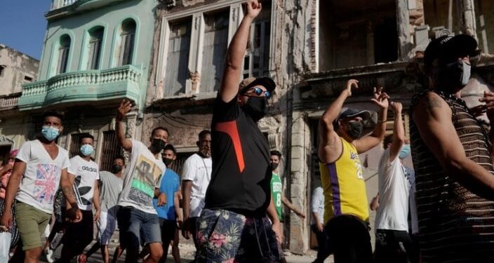 Manifestantes gritan consignas contra el régimen durante una manifestación en La Habana, Cuba, el 11 de julio de 2021. (REUTERS / Alexandre Meneghin)