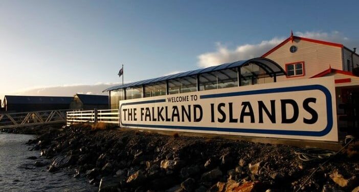 Fotografía de archivo del cartel de bienvenida a las Islas Malvinas en el muelle en Stanley (Islas Malvinas). EFE/Felipe Trueba/Archivo