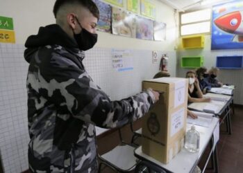 Agustín Miranda, el segundo en votar en la Escuela Quintana, ciudad de Mendoza
Marcelo Aguilar