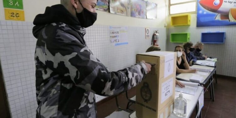 Agustín Miranda, el segundo en votar en la Escuela Quintana, ciudad de Mendoza
Marcelo Aguilar