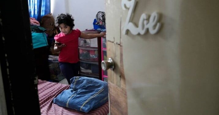 Zoe Martano watches music videos on a cellphone in her room in Caracas, Venezuela, Thursday, Nov. 18, 2021. At 6, the leukemia victim has spent half of her life in and out of a hospital on dialysis, waiting for a bone marrow transplant. (AP Photo/Ariana Cubillos) ARIANA CUBILLOS AP  Read more at: https://www.elnuevoherald.com/noticias/america-latina/venezuela-es/article255951917.html#storylink=cpy