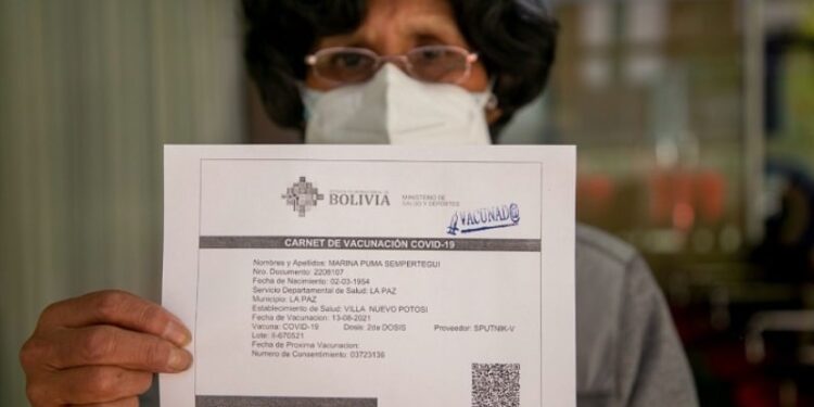 Bolivia, carné de vacunación coronavirus. Foto agencias.