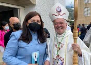 Carmen Meléndez y el exNuncio Apostólico Aldo Giordano. Foto @gestionperfecta