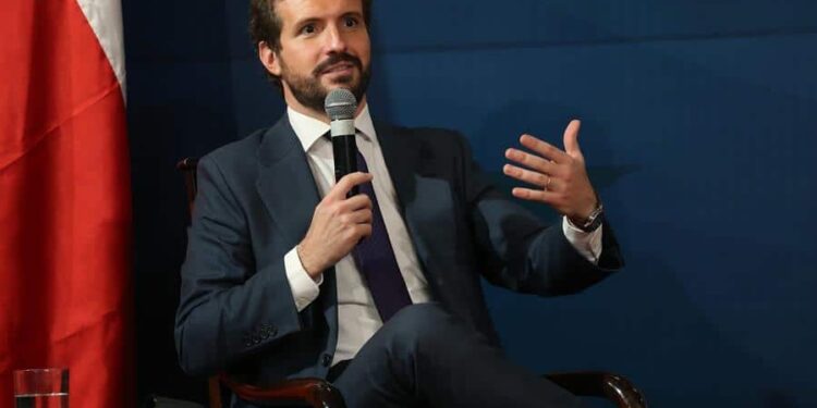 El presidente del Partido Popular español (PP), Pablo Casado, participa de una conferencia llamada "Diálogos Bicentenarios", en el palacio de La Moneda hoy viernes, en Santiago de Chile. El líder de la oposición en España, Pablo Casado, propuso este viernes en Chile la creación de una "Alianza por la Libertad" que abarque a toda la región iberoamericana y sirva como "un sólido dique de contención ante la marea populista". EFE/Elvis González